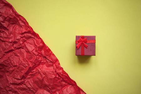 红色的盒子，一件礼物