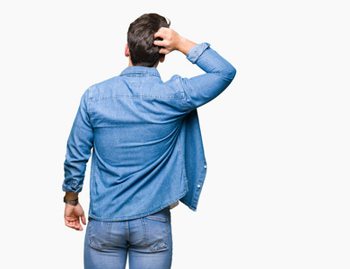 疑问背面戴着墨镜的年轻帅哥背对着孤立的背景反省着双手的疑惑照片