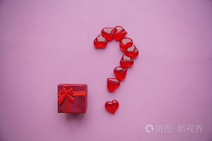 一个盒子里摆满了礼物还有一些红色小心脏留下的问号