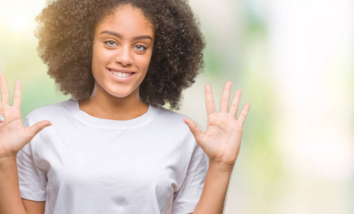 年轻的非洲美国妇女在孤立的背景显示和指着8号手指，同时微笑自信和快乐。
