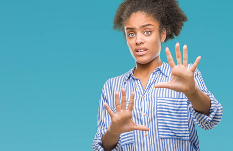 年轻的美国黑人妇女在孤立的背景下害怕和恐惧的表情停止手势，用手在震惊中喊叫。 恐慌的概念。