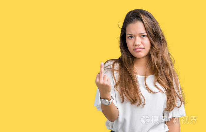 年轻漂亮的黑发商务女性在孤立的背景下表现出中指的