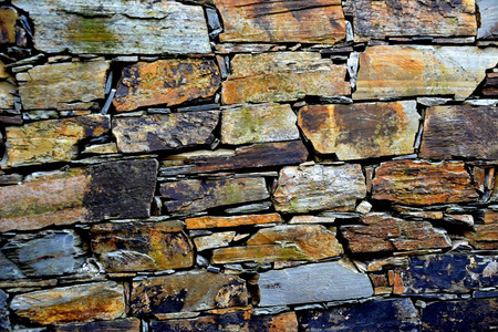 详细查看了一个古老的传统石墙建造从片岩在皮奥岛由页岩岩石堆，一个葡萄牙片岩村在阿尔代亚斯多西斯托。
