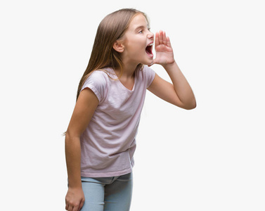 年轻漂亮的女孩在孤立的背景上大声喊叫,大声尖叫,手在嘴上.传播概念.