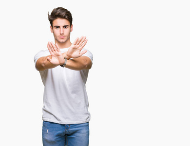 身穿运动衫隔着孤立的背景拒绝表情交叉手臂做负号,怒容满面慢动作