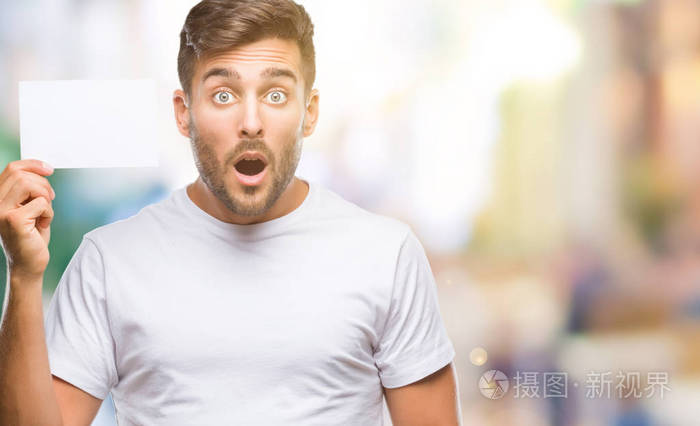 在孤立的背景上惊恐万分,脸上带着恐惧和兴奋的表情