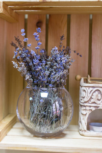 紫色的薰衣草花。 蓝色的干花。 精致的花束。 干植物。 装饰花。 室内装饰。