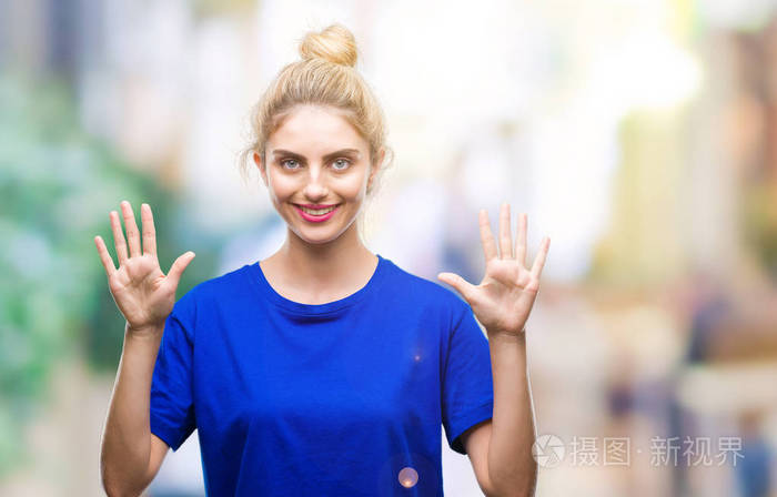 年轻漂亮的金发碧眼的女人，穿着蓝色T恤，在孤立的背景上，用手指10号，微笑着自信和快乐。
