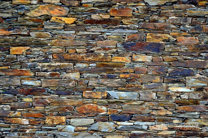 朴素的手工木窗镶嵌在一堵石墙中石墙由皮奥多的片岩建造由页岩构成是