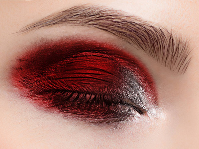 假期黄金闪亮眼影年轻女子晚妆美女肖像仕女画的经典化妆的年轻女子