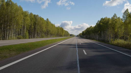 宽阔的马路,绿色的野地,蓝天照片