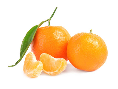 白色背景上美味的成熟橘子。 柑橘类水果