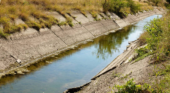 一种老的干涸灌溉渠道，渠底有残留的水。 阻断克里米亚水灌动脉。 人工干旱破坏灌溉农业崩溃
