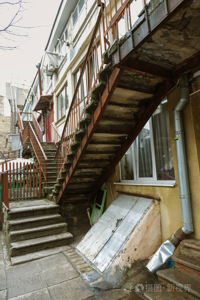 石水泥台阶的旧楼梯,有风化和破坏的痕迹.