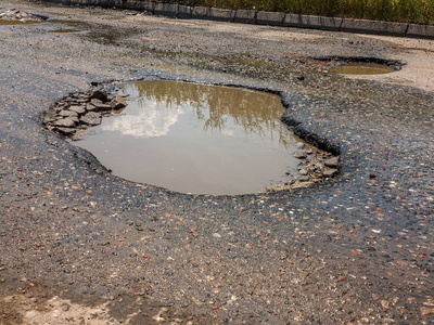 冬季冻融循环引起的沥青路面破损. 可怜的路.照片