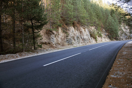 公路上驾驶一辆汽车山区道路农村地区山区弯道标志山路风格复古色调