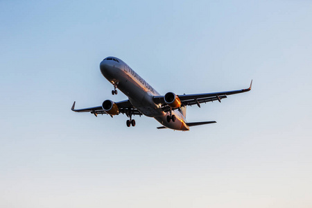 在瓦纳机场降落模式下,飞机在夕阳的照射下照片