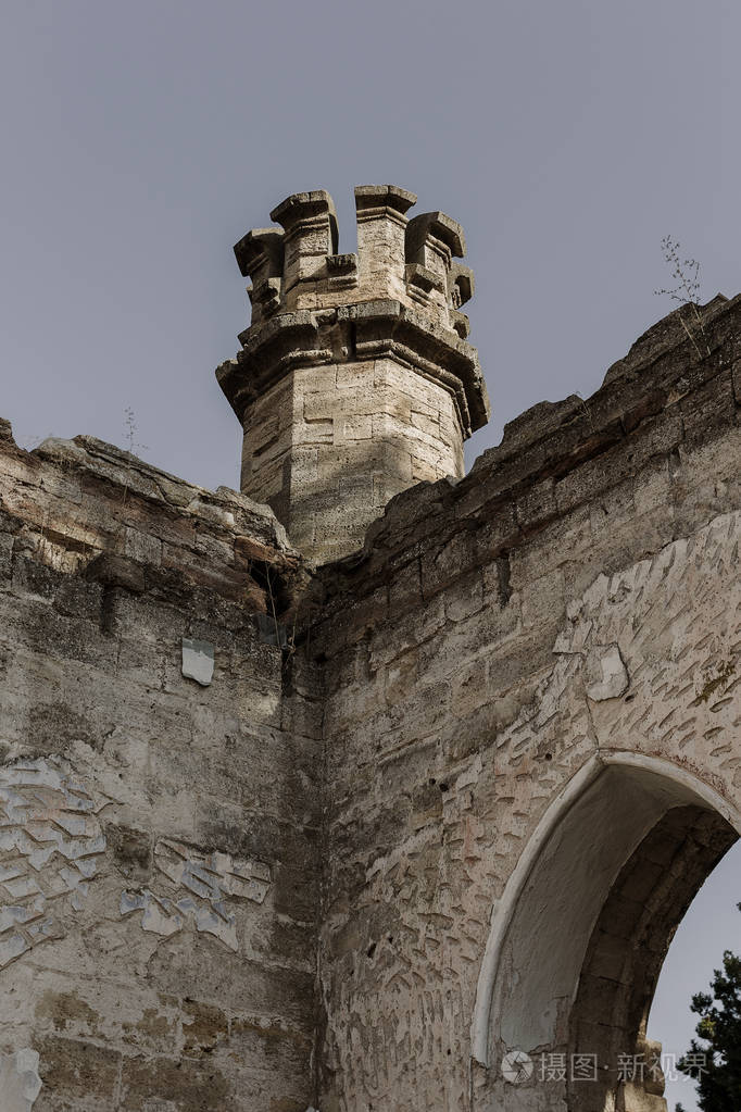 破旧的墙壁走廊上有垃圾和泥浆. 破坏者毁坏的古代历史建筑