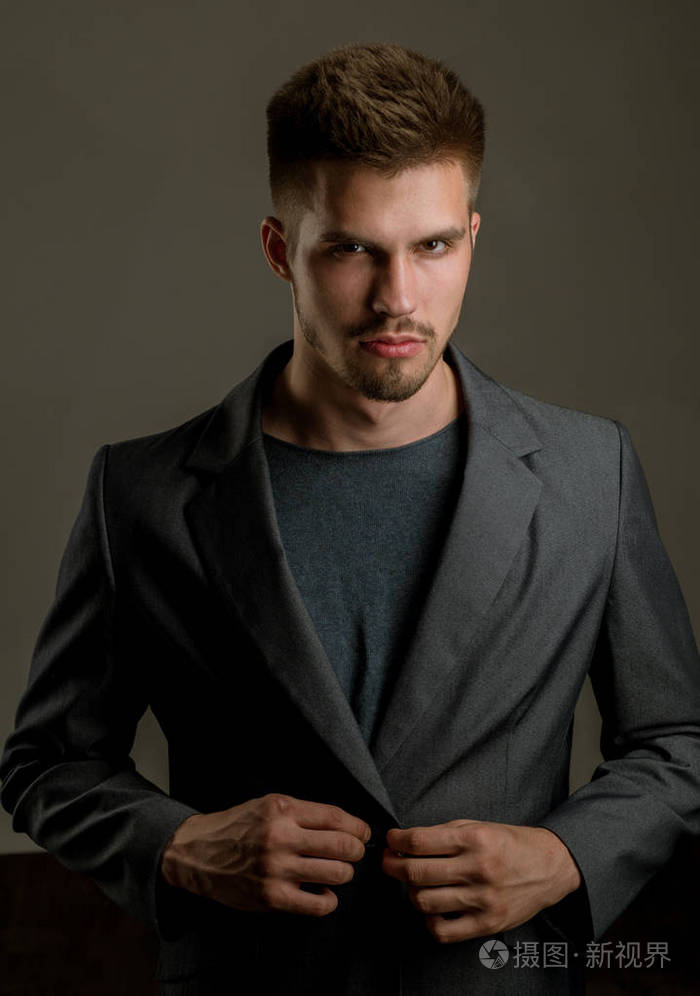 没有剃须的胡子的时尚男子.男性仪容整洁和理发师.