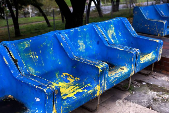 为重要的风扇访客划伤磨损的蓝色塑料座椅.