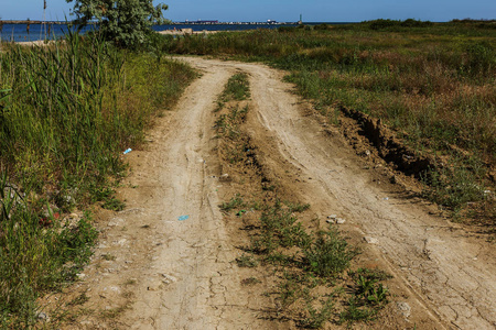 蜿蜒的乡村公路，交错的乡村公路，十字路口。一条空旷的乡间小路，穿越田野，透视阴影，是俄乌中带典型的古代景观