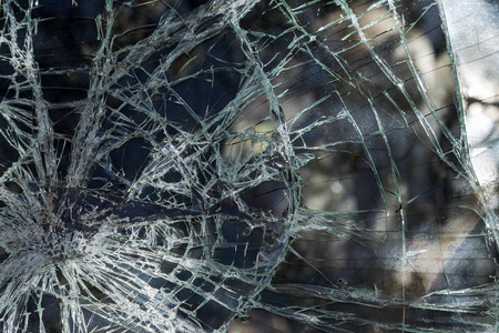 破碎的汽车玻璃. 汽车碰撞后挡风玻璃破碎. 强盗打碎了玻璃.