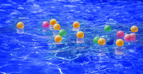 现代蓝水池，漂浮多彩塑料球，开启节日