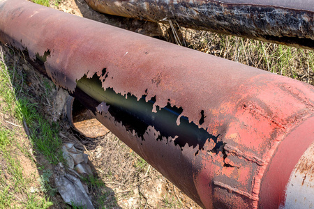 经过多年的运行,腐蚀金属管被破坏. 带孔金属腐蚀的生锈钢管.