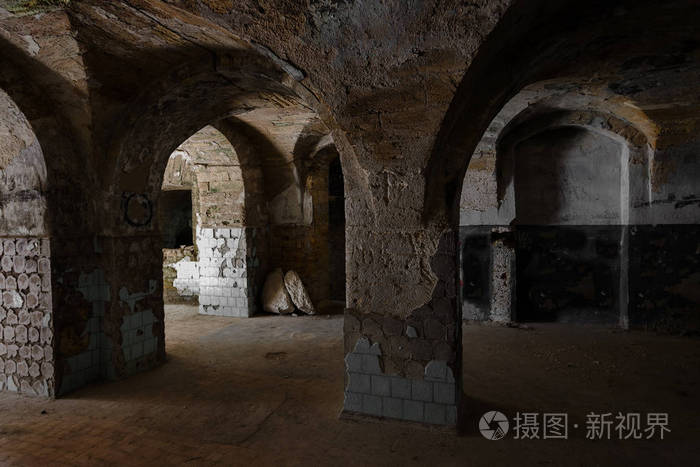 地下墓穴的入口. 地牢老石堡垒. 作为进行黑暗设计的创造性背景.