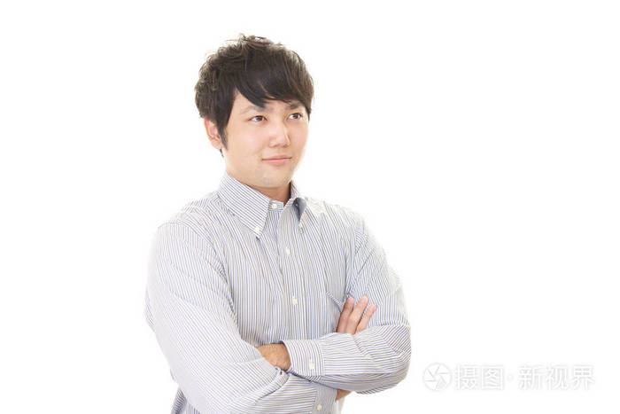 抱着胳膊的亚洲男人