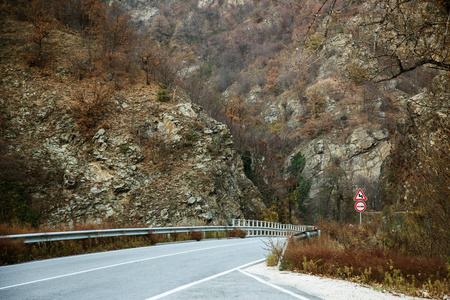 公路在山上，山林中..一条美丽的新沥青公路穿过山区的森林