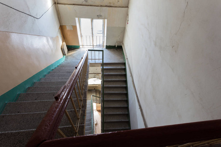 楼门口一处旧石混凝土楼梯.可怜的小区,一间被毁的房子的内部.