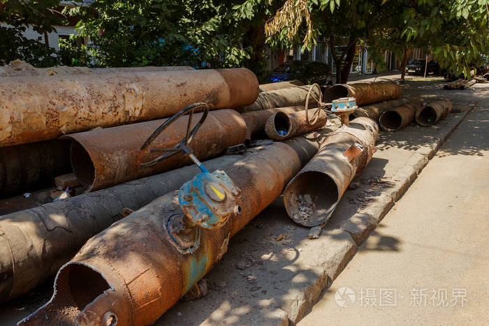 经过多年的运行,破坏的金属管道被破坏.菜式钢管带孔腐蚀.
