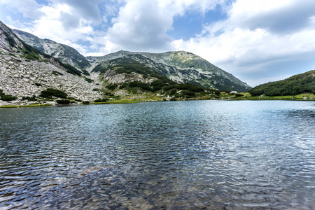 风景优美的山景。皮林山，保加利亚。提供相册日历邮车的夏季山景
