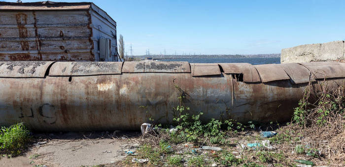 一个旧生锈的大型铁管过时的工业水管，敖德萨，乌克兰，2018年。城市供水用大型破旧铁管