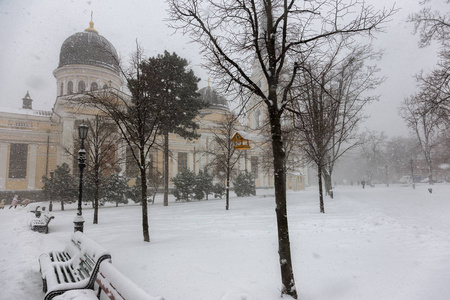 下雪路滑冬天城市街道上大雪纷飞.汽车上覆盖着雪,路滑.
