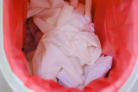 垃圾箱内的卫生手套和纸巾照片