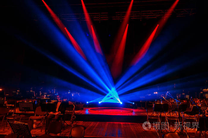 舞台灯光节目背景光线在黑暗中剧场场景内部用投影仪照明音乐会期间的