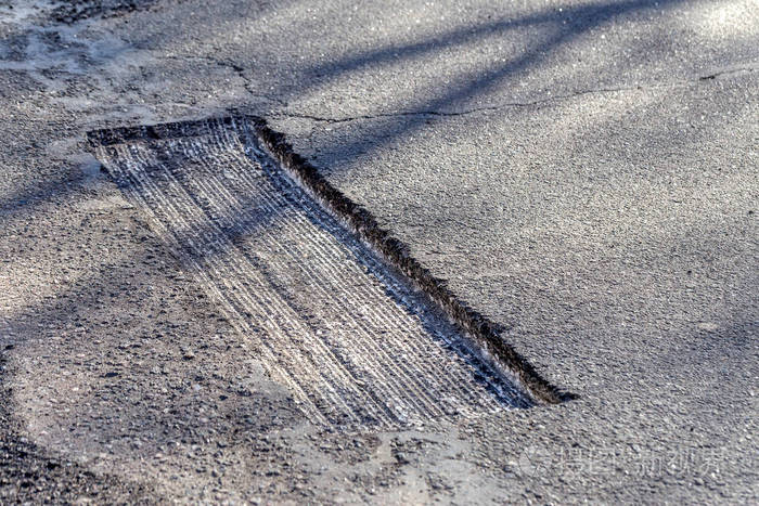 冬季冻融循环造成沥青路坑洞损坏可怜的路