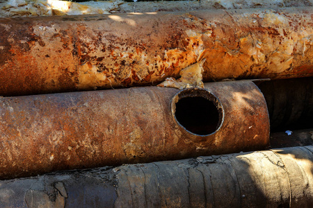 旧大水管碎片..经过多年的运行，破坏的金属管道被破坏。菜式钢管带孔腐蚀..生锈的金属管。选择性重点