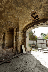 神秘的内部废墟，一座废弃的建筑，一座古老的18世纪建筑。 破旧的墙壁走廊上有垃圾和泥浆。 破坏成型石膏装饰