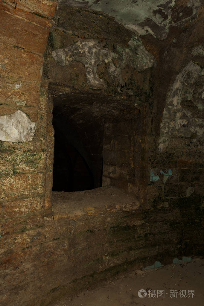 地下墓穴的入口. 地牢老石堡垒. 作为进行黑暗设计的创造性背景.