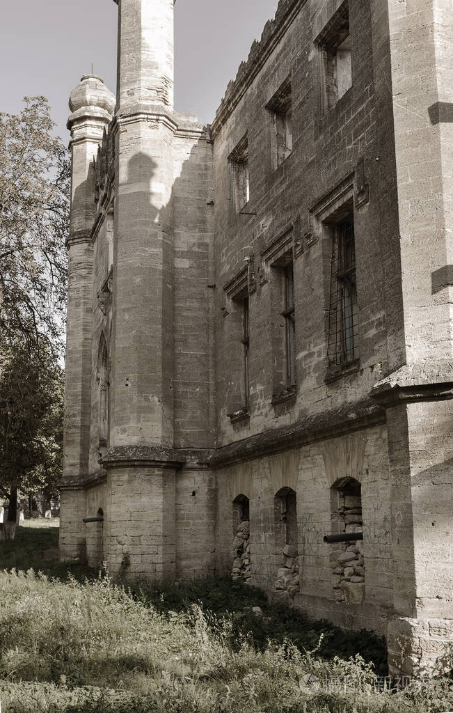 破旧的墙壁走廊上有垃圾和泥浆. 破坏者毁坏的古代历史建筑