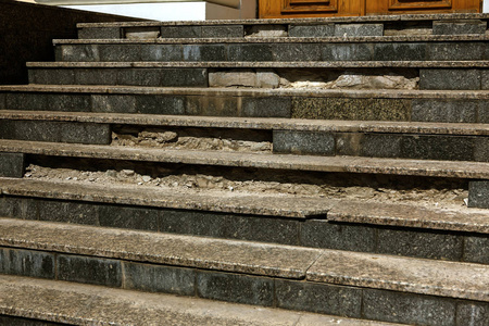 石水泥台阶的旧楼梯,有风化和破坏的痕迹.