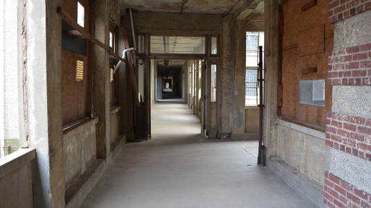 废弃的医院大楼里的走廊图片