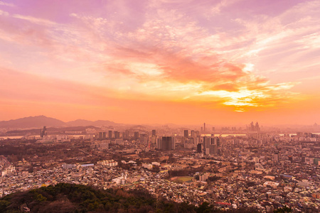 韩国首尔市日落时分建筑和建筑的美丽景观和城市景观