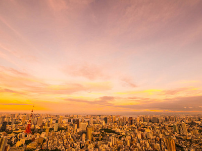 日落时分，日本城市周围建筑和东京大厦的美丽鸟瞰图