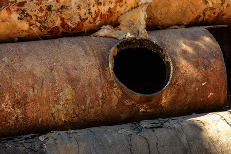 经过多年的运行,破坏的金属管道被破坏. 有孔腐蚀的蔬菜钢管.