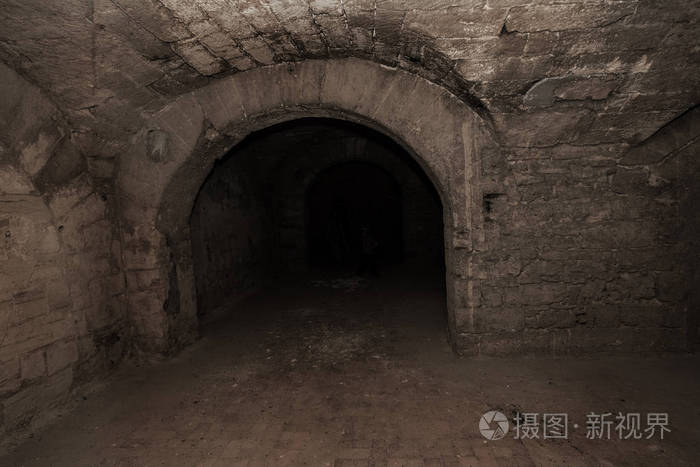 地下墓穴的入口. 地牢老石堡垒. 作为进行黑暗设计的创造性背景.