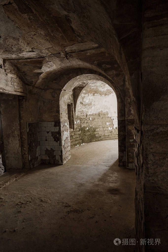 地下酒窖里一条废弃的旧隧道. 地下墓穴的入口. 地牢老石堡垒.